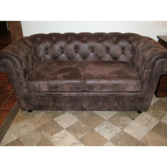 chesterfield pohovka tapacirovany nabytok navrhovanie vyroba koza kozenka vintage country klasicky obyvacka sedacia suprava kreslo s tylovou upravou cigarova miestnost pracovna sedacia suprava.jpg